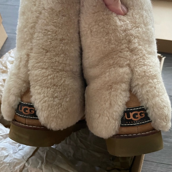 Women ugg size 6 - Picture 2 of 5